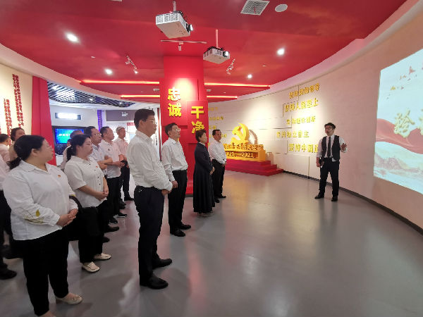 宜昌市人大常委会机关组织党员干部走进市纪委监委工作基地开展警示教育.jpg