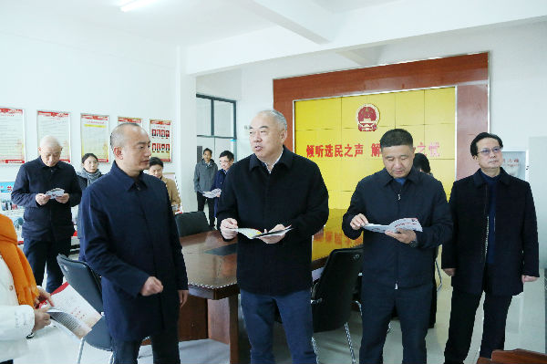 1武汉市人大常委会调研组赴江夏区走访五里界街代表工作室,调研人大工作.jpg