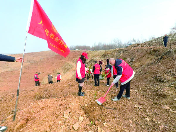 3月12日,随州市曾都区万店镇组织人大代表和干部、群众一起开展植树活动,示范带动人民群众树牢生态理念,共建美丽家园.jpg